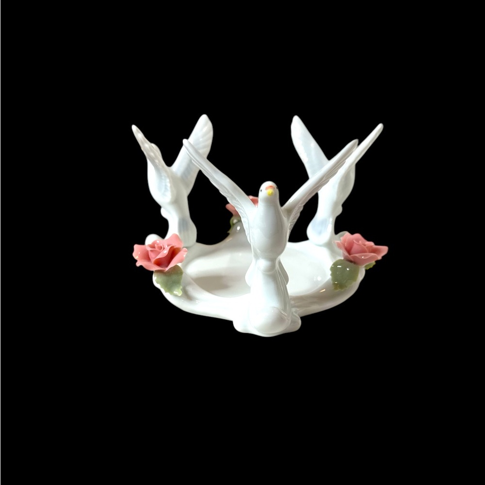 1999 Vintage Fine Porcelain Candle Holder with 3 White Doves. (4-A)